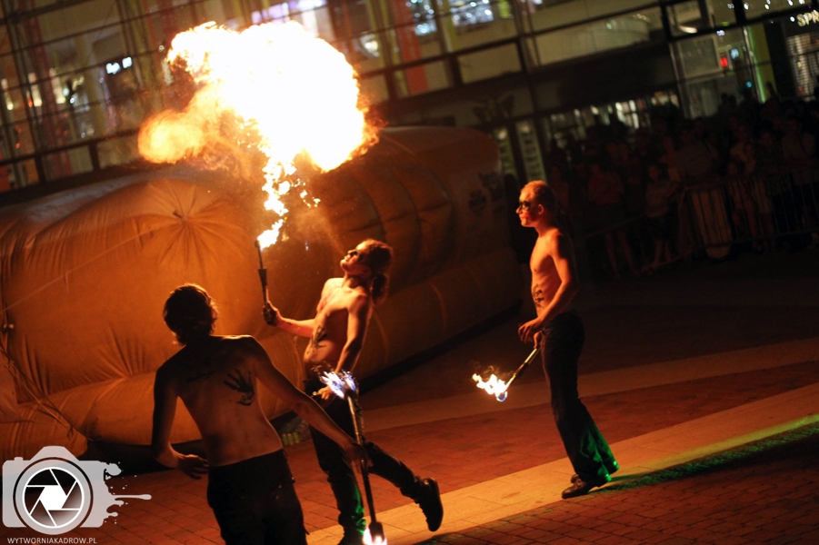 Taniec z ogniem (Fire Show) na Rynku Manufaktury - ZDJĘCIA