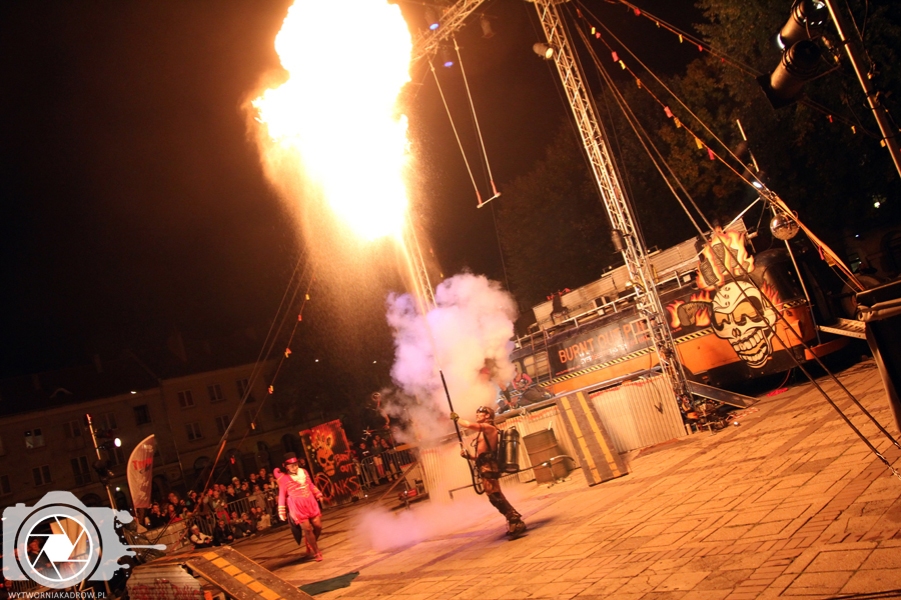 Teatr ognia Burn Out Punks wystawił Syndrom Sztokholmski na łódzkim Starym rynku